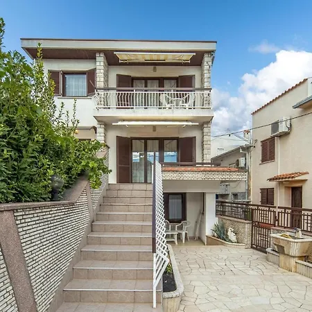 Lovely In With Kitchen Apartment *